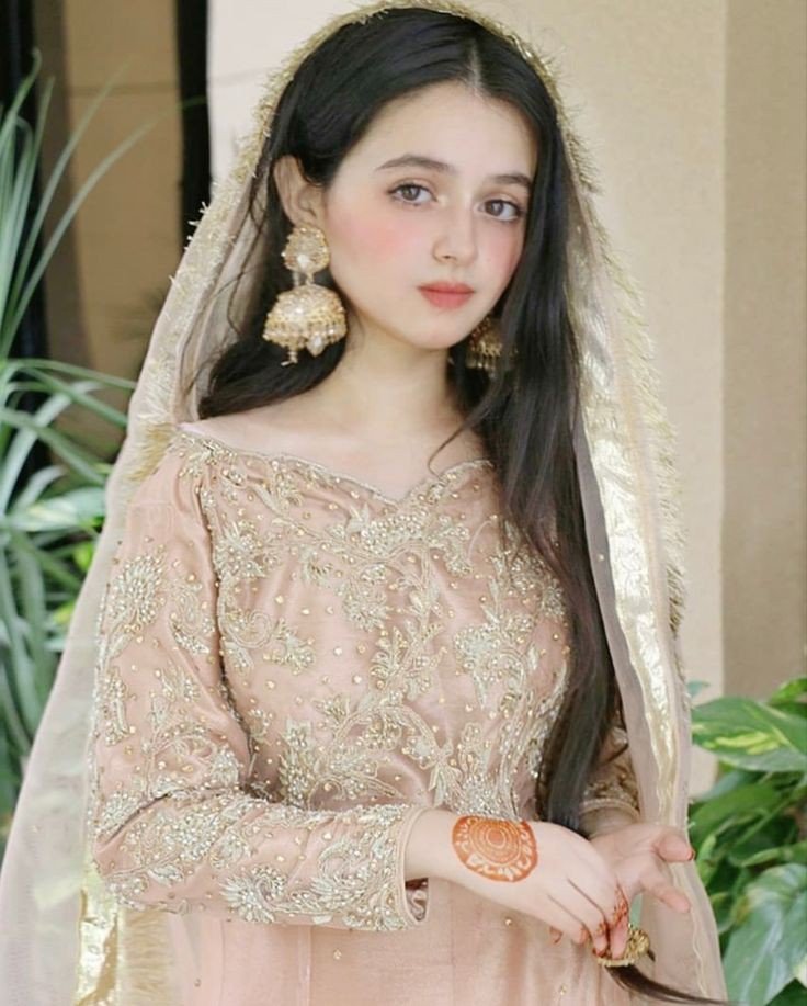 Cute-Casual-Girl-Photo