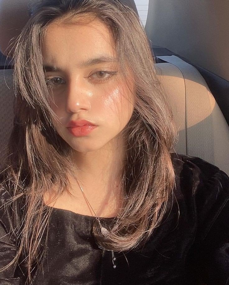 Cute-Casual-Girl-Photo