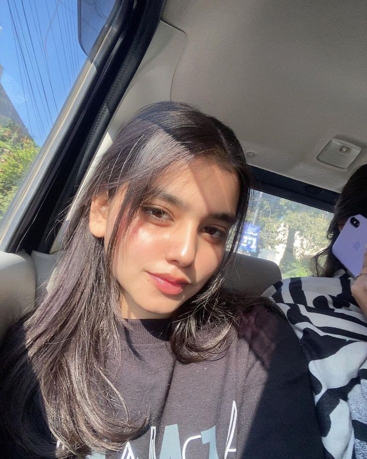 Cute-Fashion-Girl-Photo