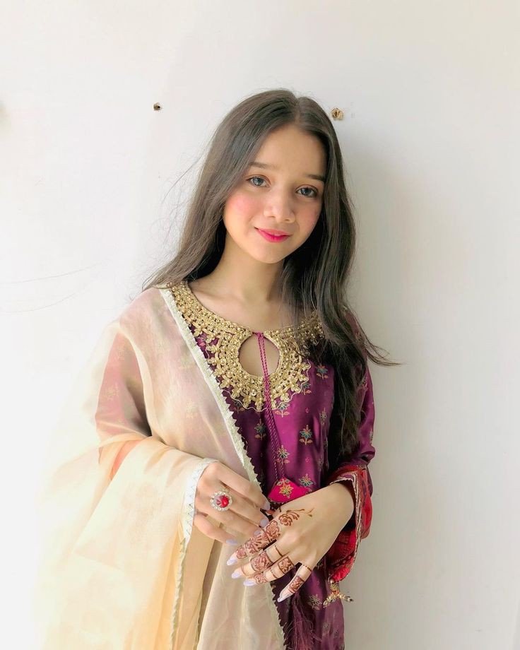 Cute-Girl-in-Dress-Pic