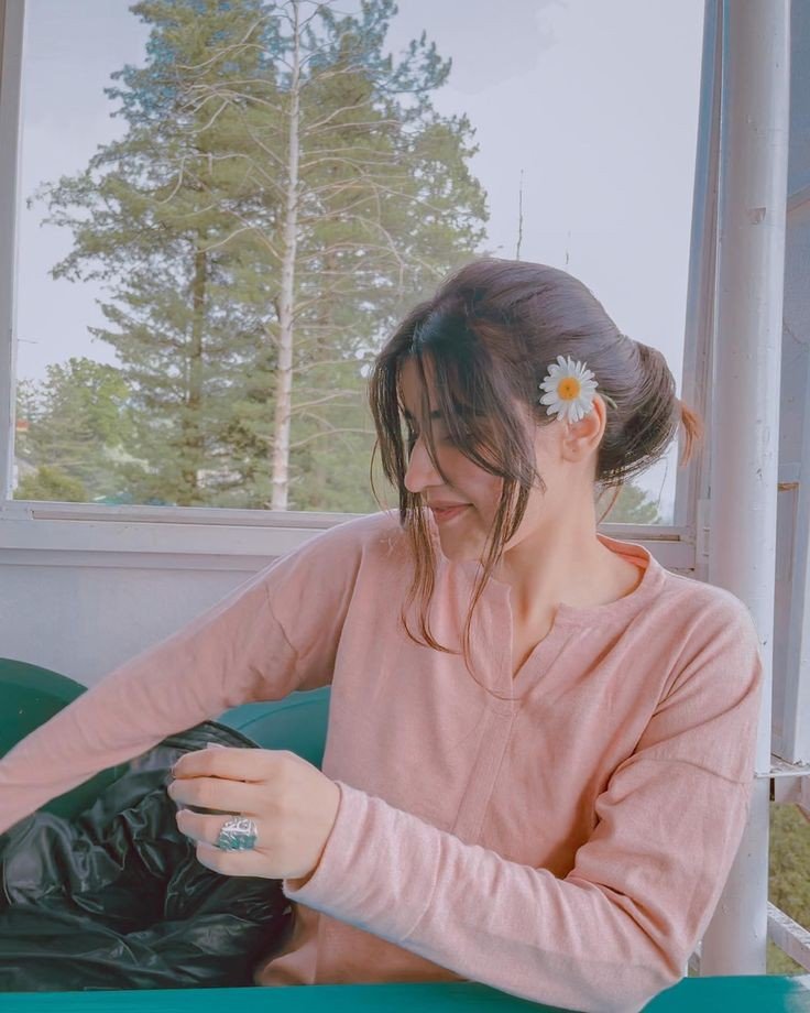 Cute-Girls-Selfie-DP