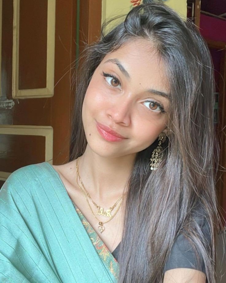 Social-Media-Girl-DP