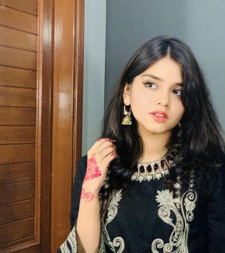 attractive-instagram-dp-for-girls