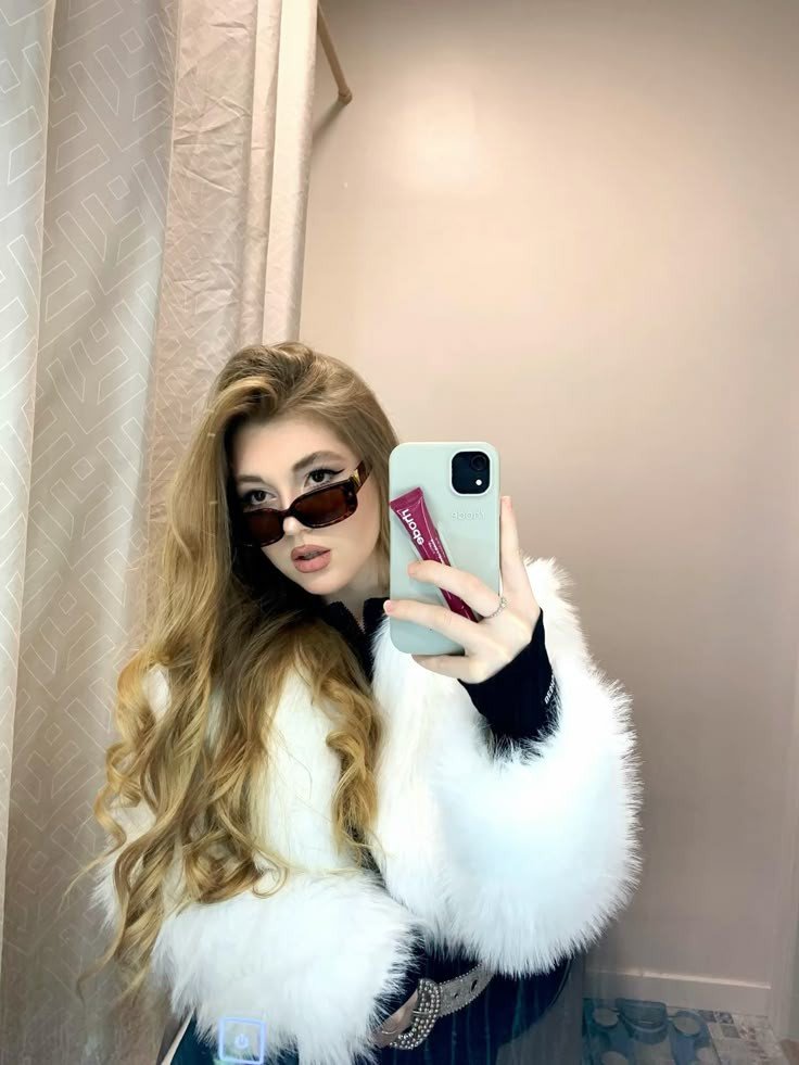 girl-saree-pic-hide-face-black-and-white