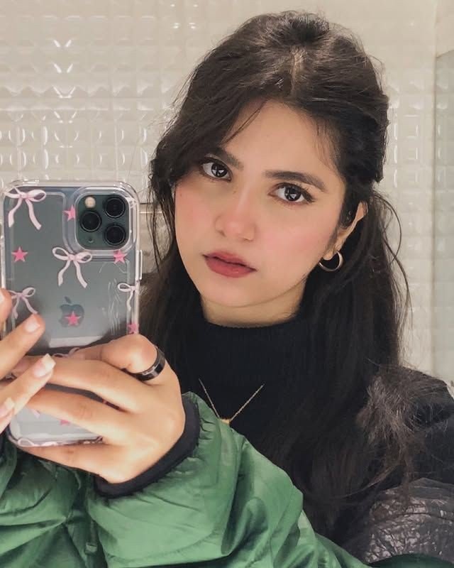 image-hide-face-selfie-real-simple-girl