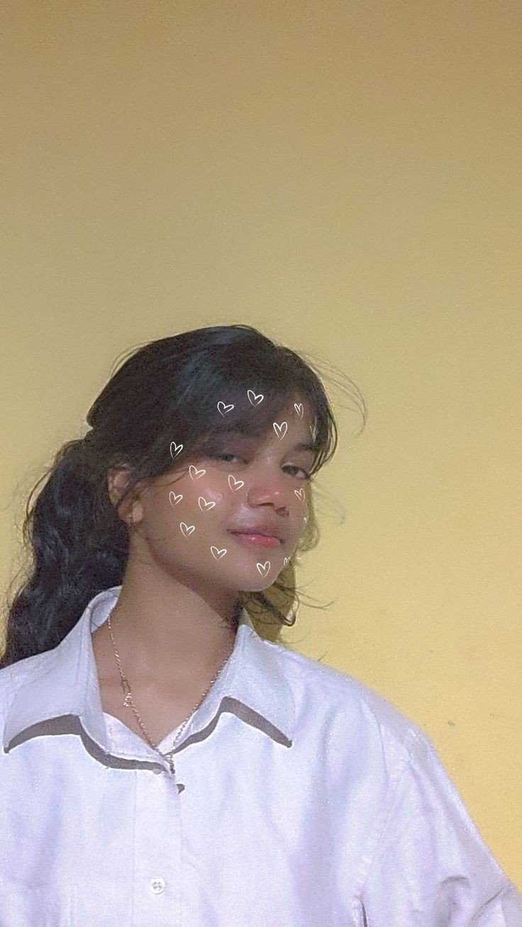 image-hide-face-selfie-real-simple-girl