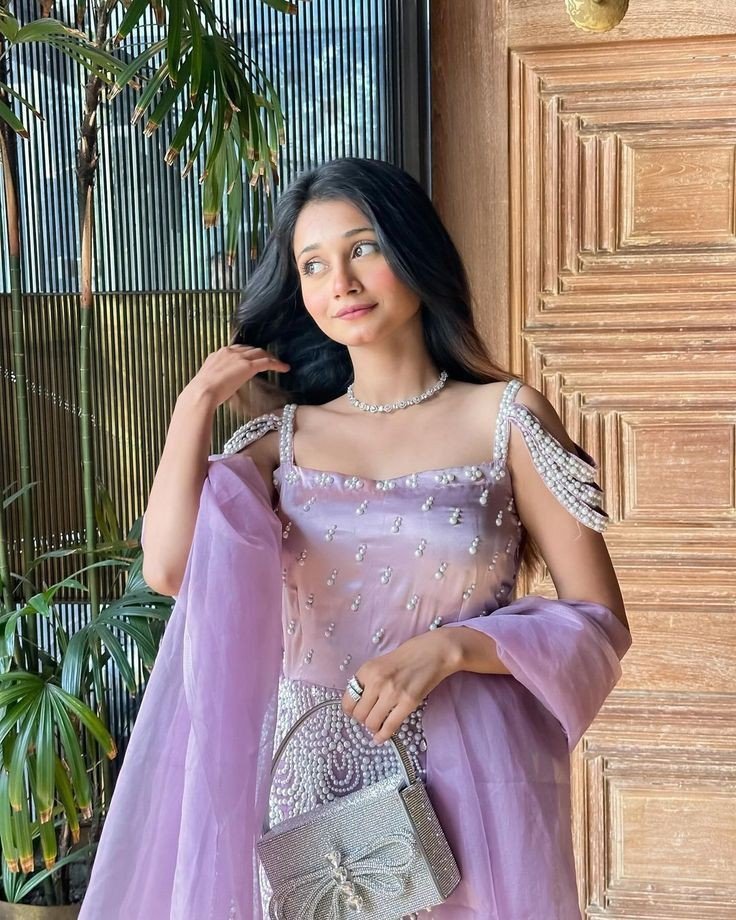 red-colour-saree-girl-dp