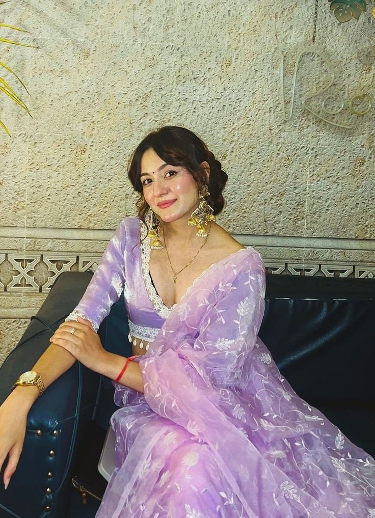 red-saree-dp-girl-attitude