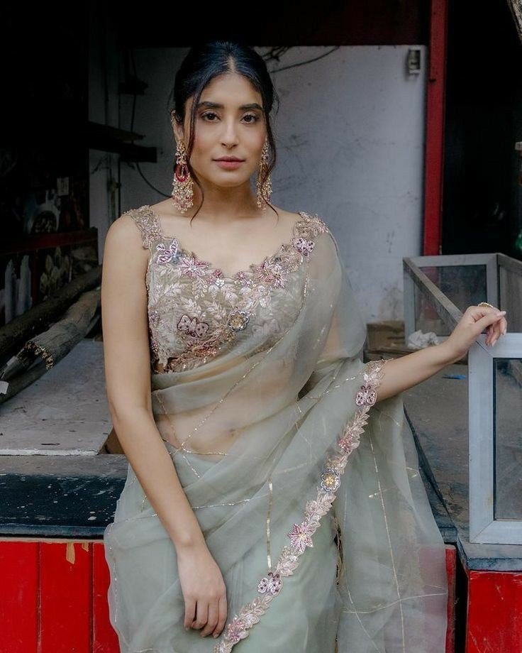 saree-girl-dp-cute