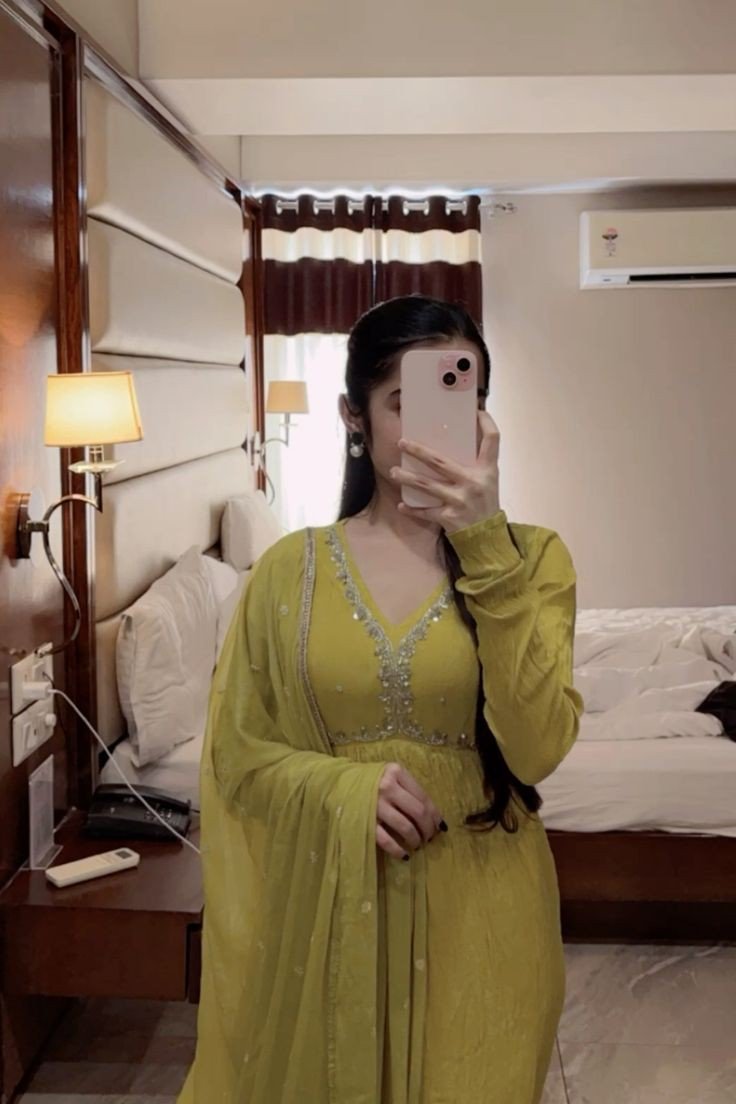 stylish-hidden-face-girl-dp