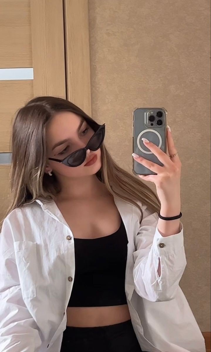 aesthetic-hidden-face-mirror-selfie-dp-for-girls