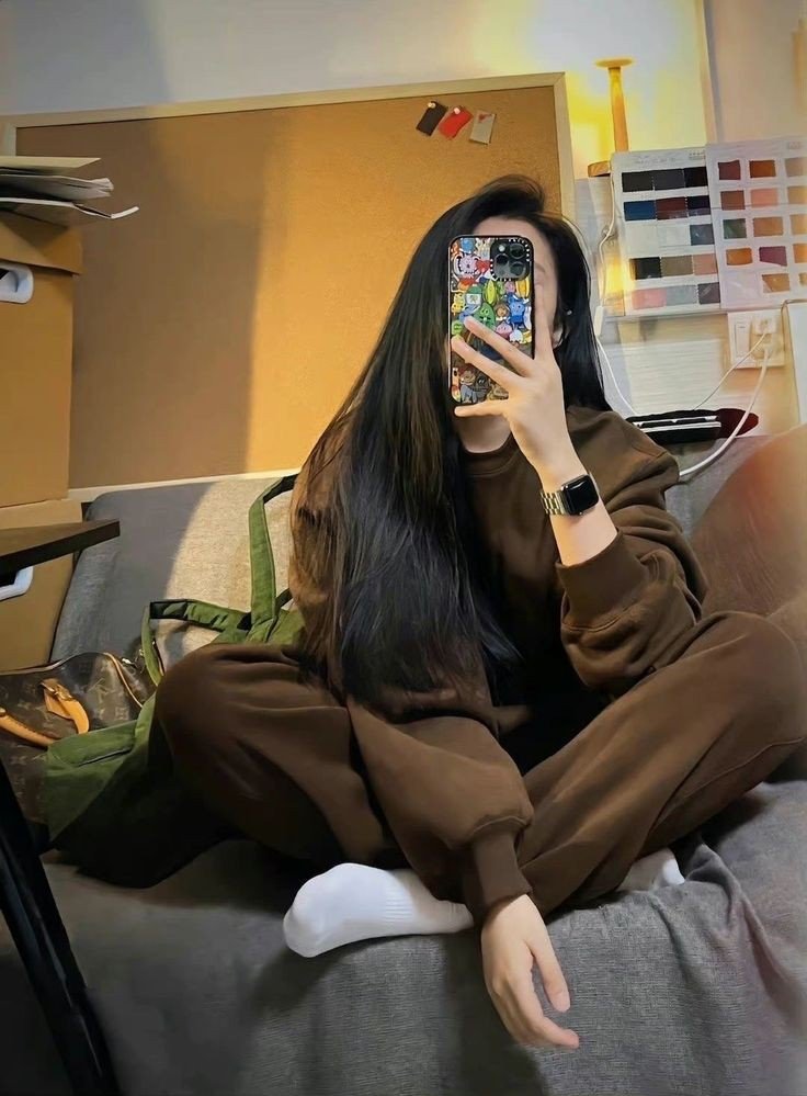 aesthetic-hidden-face-mirror-selfie-dp-for-girls