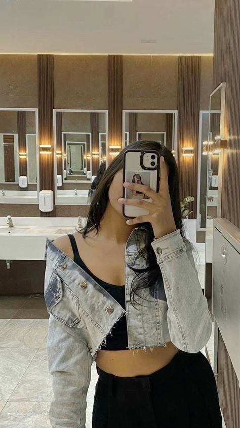 anime-girl-dp-for-instagram-mirror-selfie