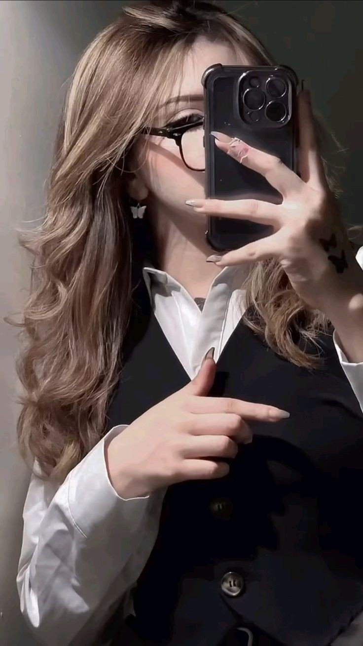 best-dp-for-instagram-for-girl-mirror-selfie