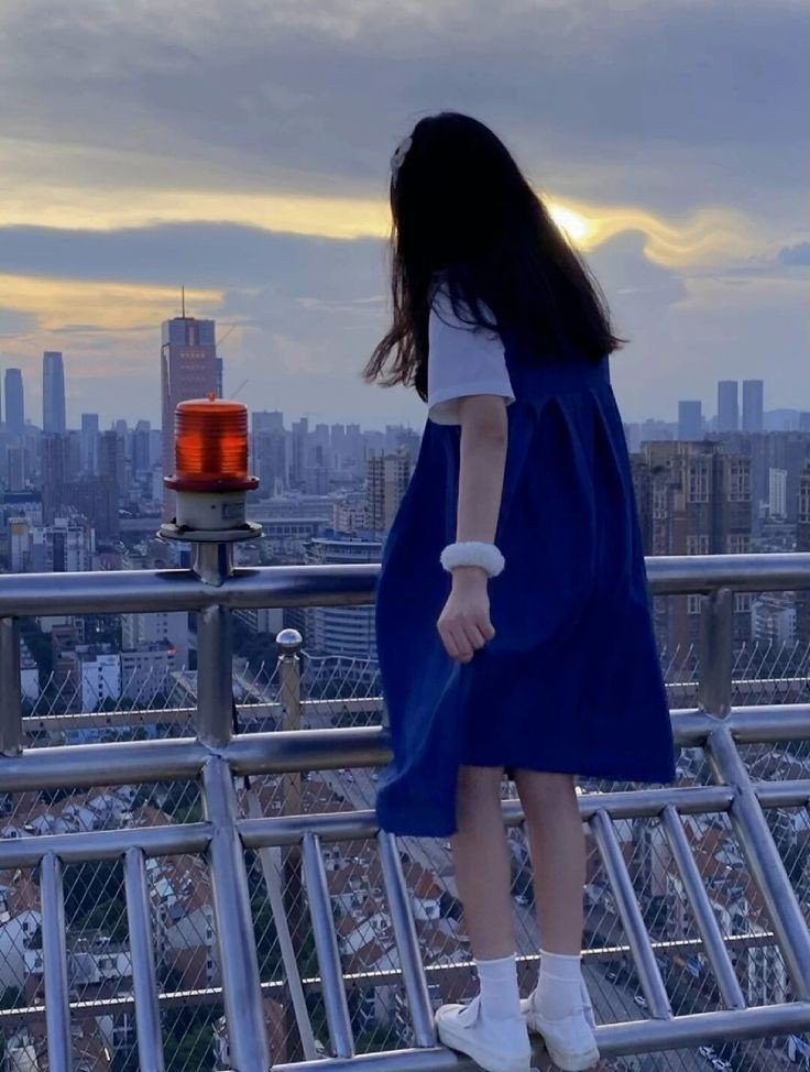 black-and-white-aesthetic-dp-for-girls