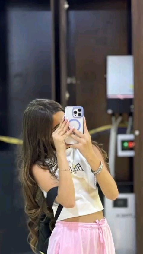 black-dp-for-instagram-girl-mirror-selfie