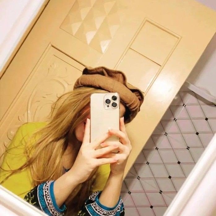 black-mirror-selfie-dp