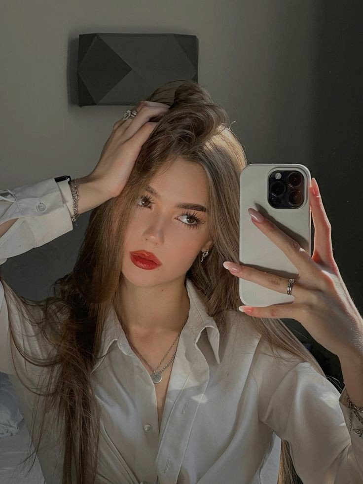 cute-mirror-selfie-dp-for-instagram-girl