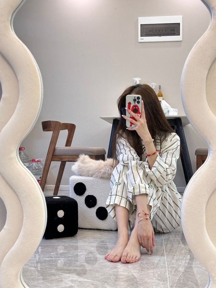 cute-mirror-selfie-dp-for-instagram
