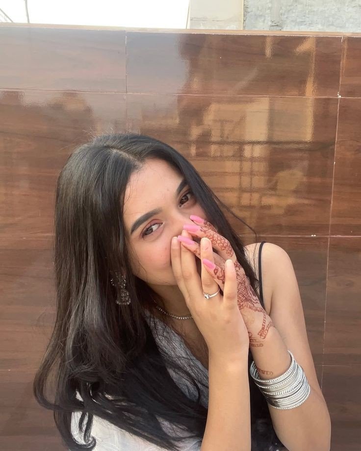 girl-photo-dp-instagram-hidden-face-black-and-white