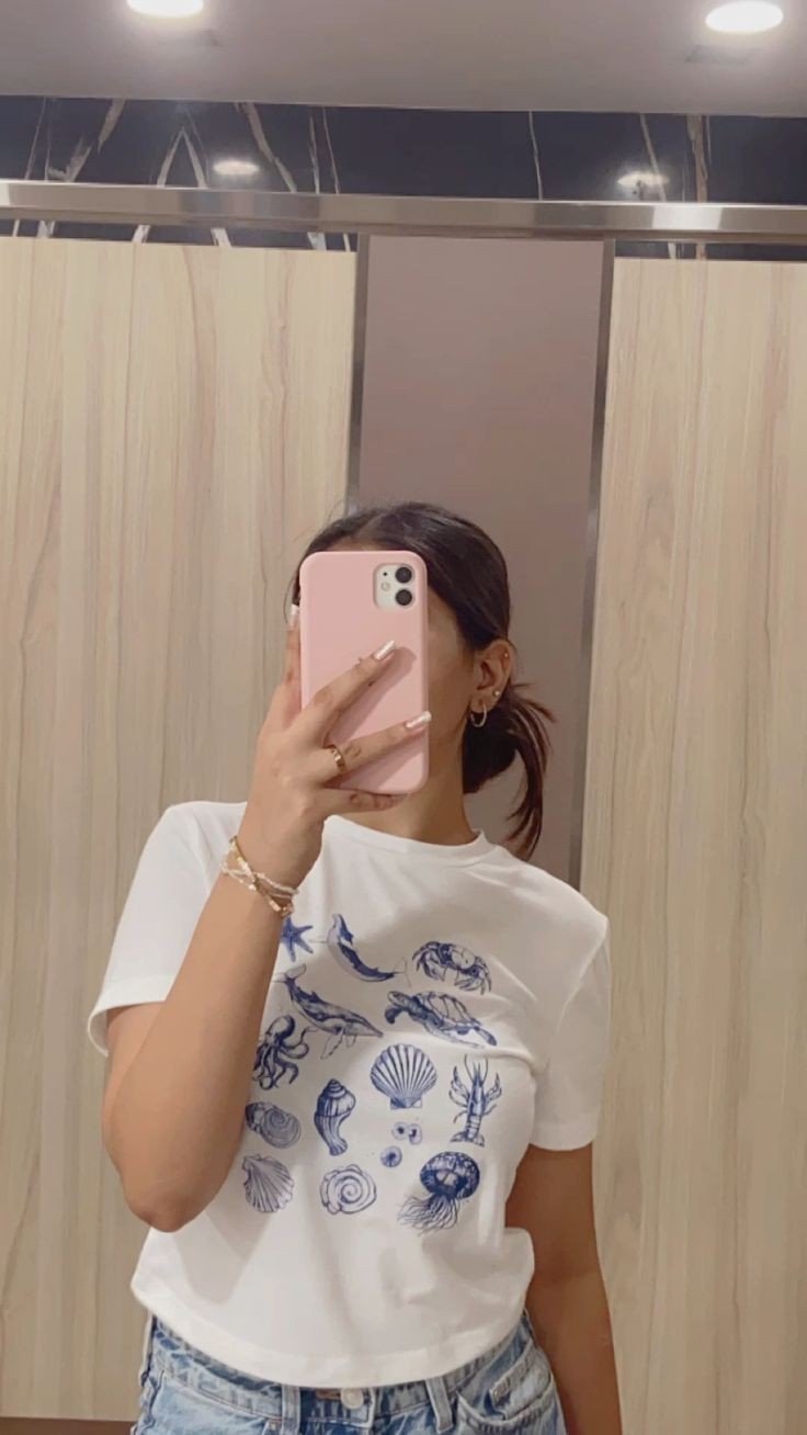 girls-mirror-selfie-dp