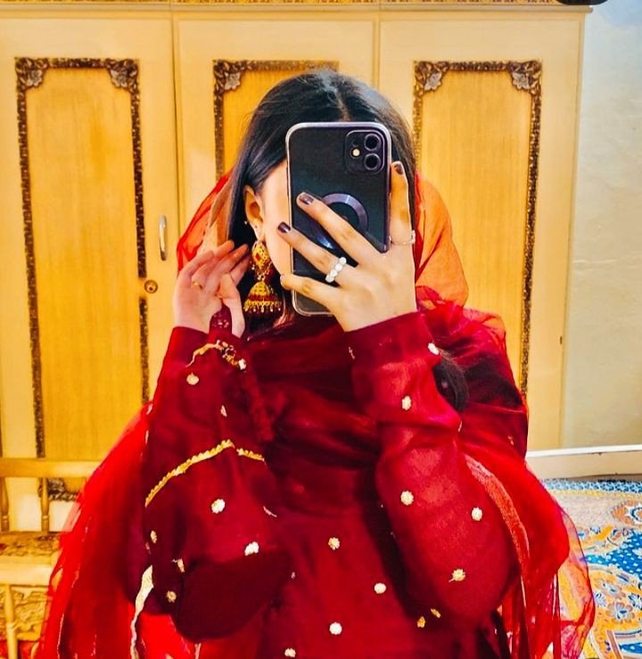 girls-mirror-selfie-dp-blur