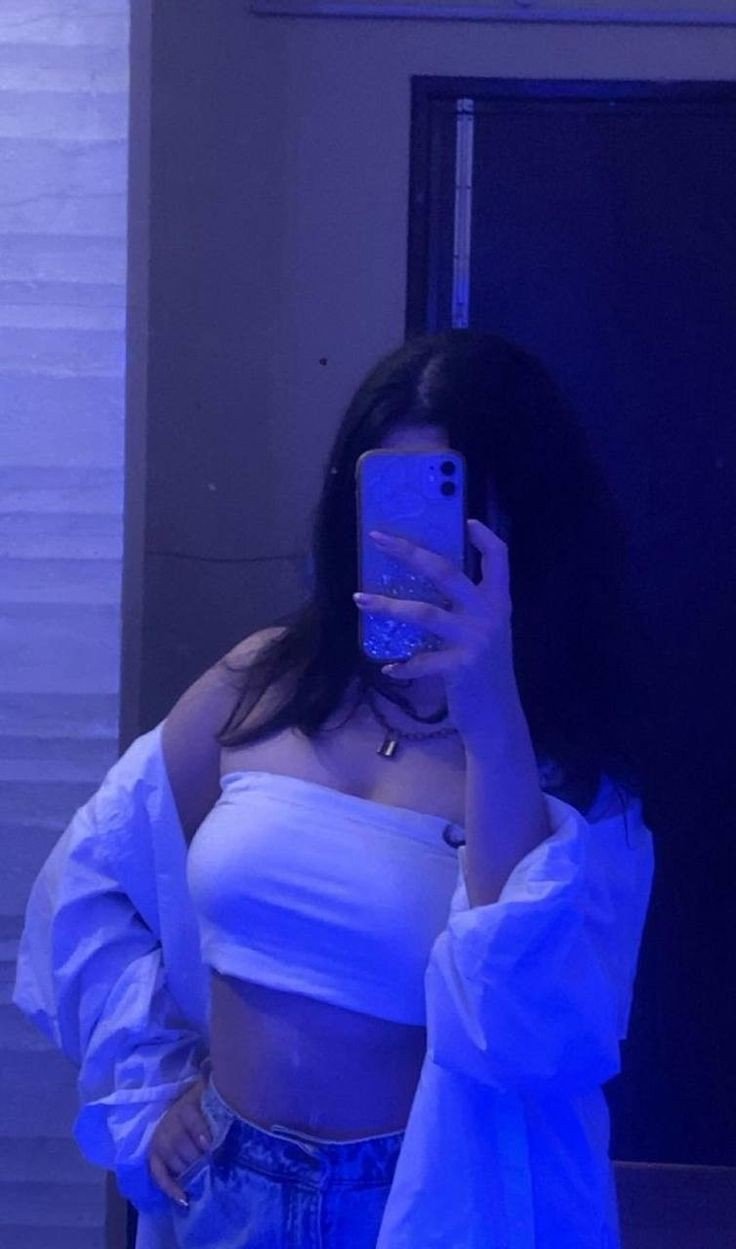 girls-mirror-selfie-dp-blur