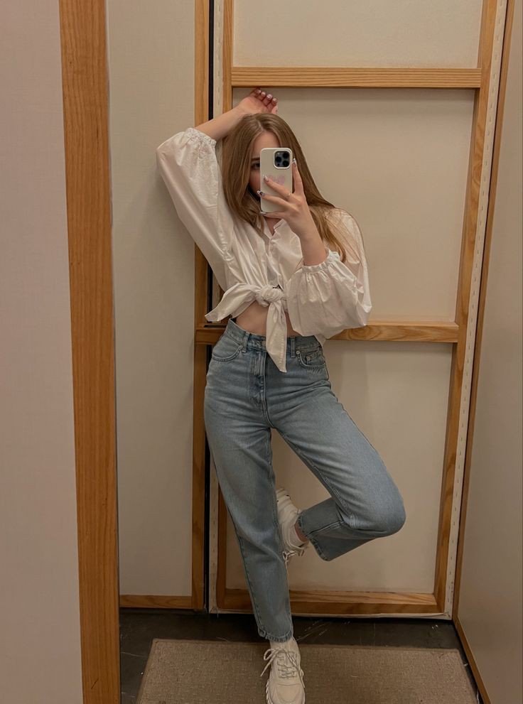 girls-mirror-selfie-dp-for-instagram