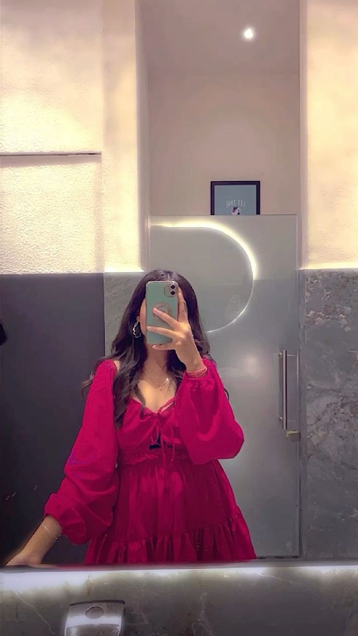 girls-mirror-selfie-dp-for-instagram