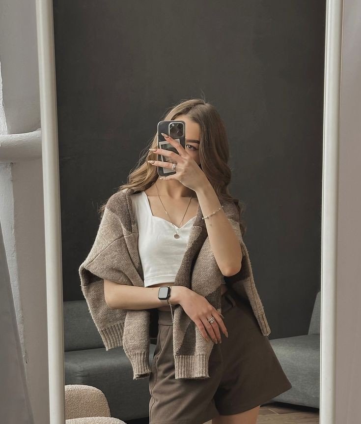 girls-mirror-selfie-dp-for-instagram