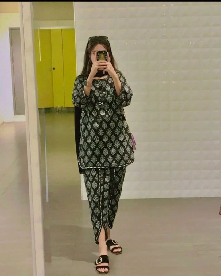 girls-mirror-selfie-dp