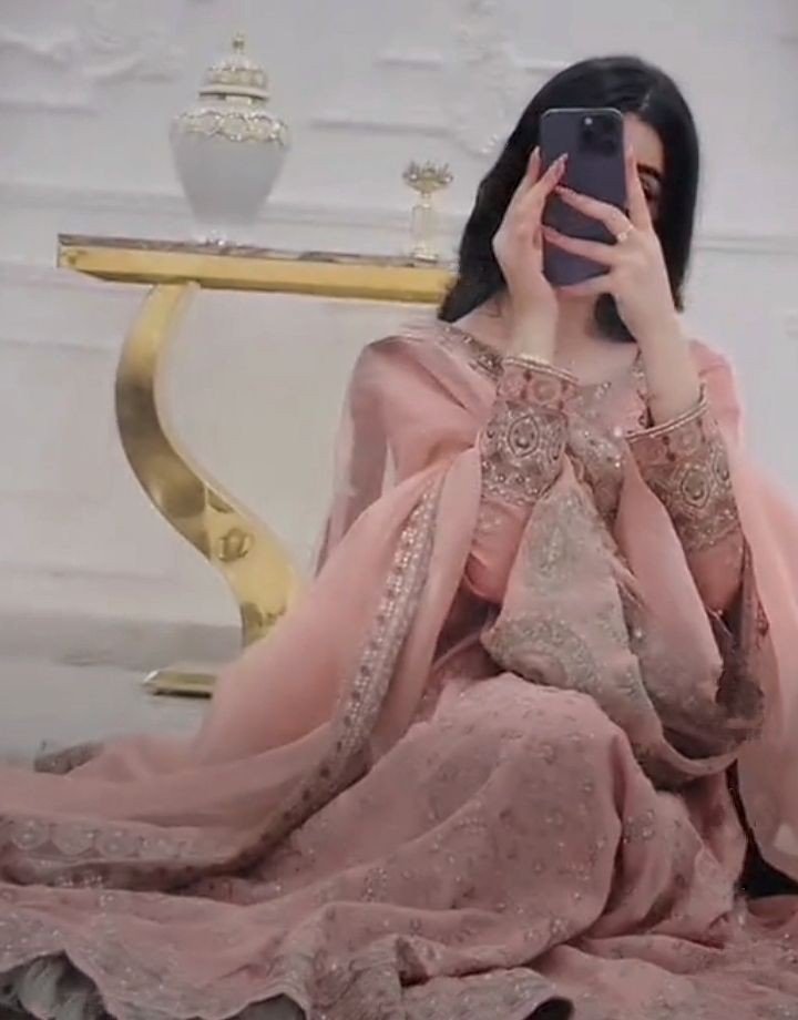 hijab-girl-mirror-selfie-dp