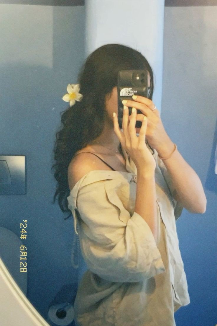 mirror-selfie-dp-anime-girl