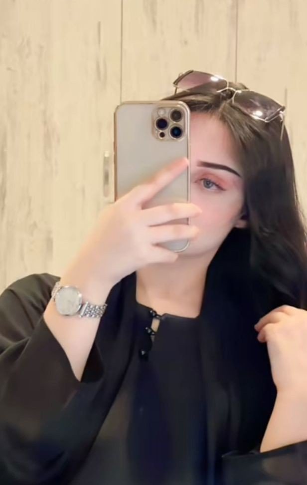 mirror-selfie-dp-black