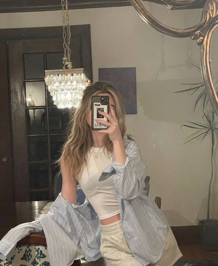 mirror-selfie-dp-for-instagram-girl-hidden-face