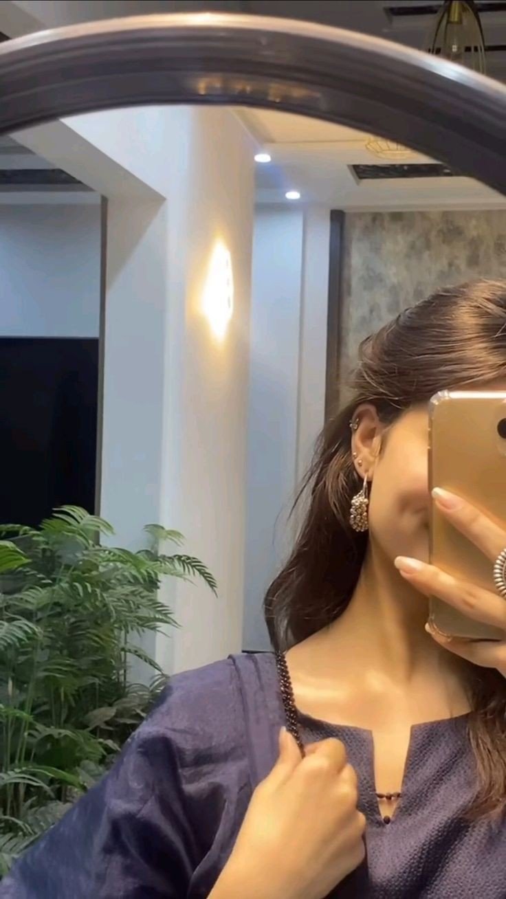 mirror-selfie-girl-dp-for-whatsapp