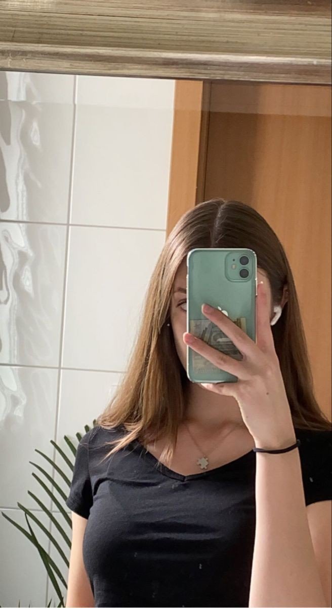 mirror-selfie-instagram-dp-for-girls-black