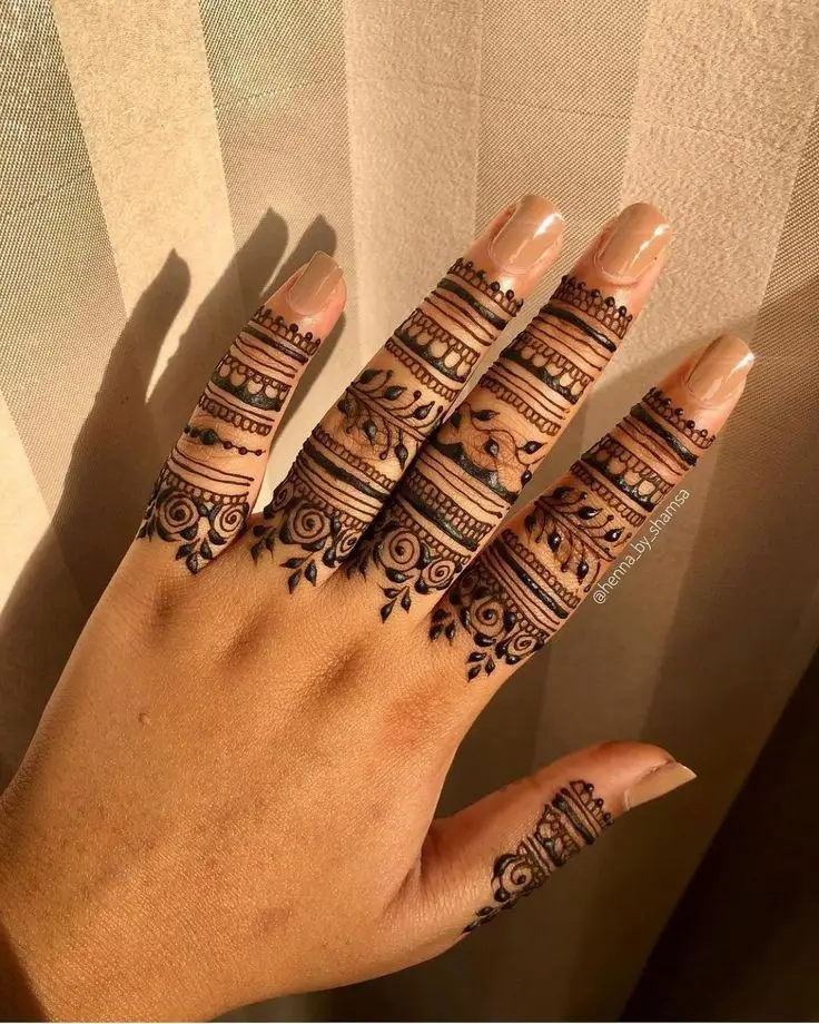 aesthetic-back-hand-mehndi-design