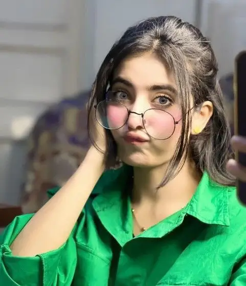 attitude-girl-aesthetic-dp-for-whatsapp