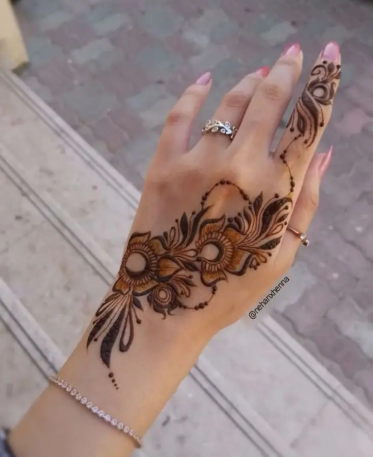 back-hand-mehndi-design-arabic-simple-and-beautiful