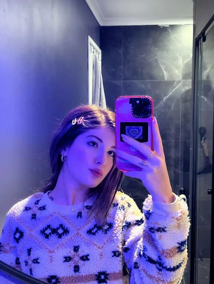 beautiful-attitude-girl-dp-for-whatsapp