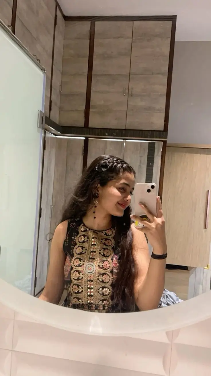 best-single-girl-dp-for-whatsapp-in-english