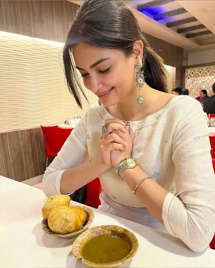 black-and-white-attitude-girl-dp