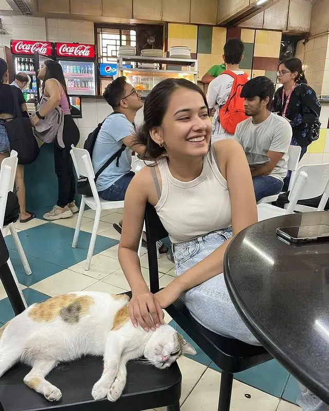 cute-selfie-poses-for-girls