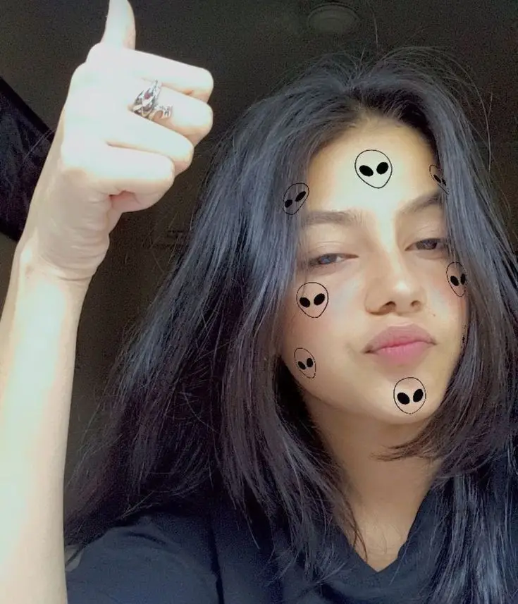 girl-saree-pic-hide-face-black-and-white