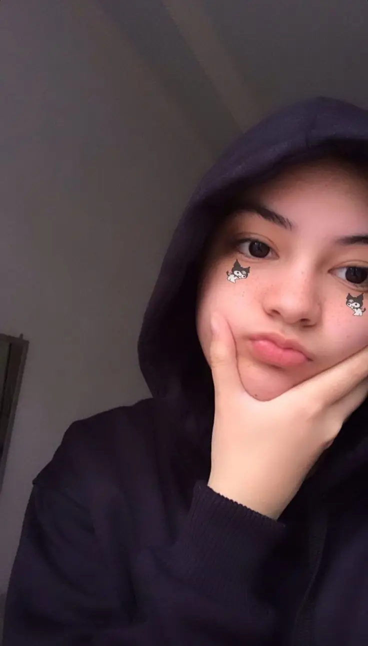 hide-face-girl-pic-aesthetic-instagram