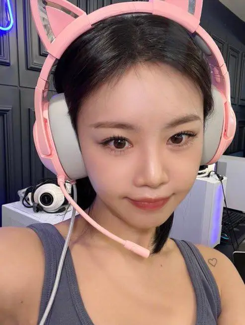 korean-girl-dp-black-dress