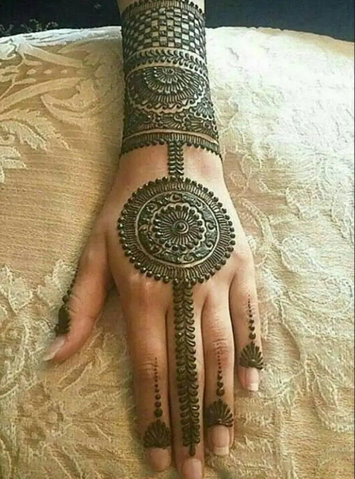 stylish-back-hand-mehndi-designs-easy-circle