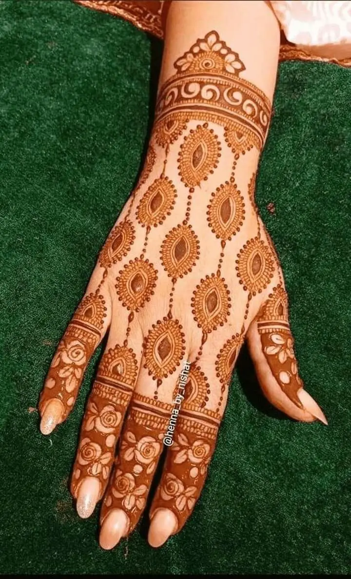 stylish-back-hand-mehndi-designs-karwa-chauth
